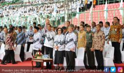 Jokowi Tak Suka Guru Dibebani Urusan Administrasi - JPNN.com