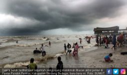Dihantam Ombak, Lima Kapal Karam di Perairan Selat Malaka - JPNN.com