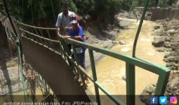 Lihat Perjuangan Anak Ini Seberangi Jembatan Rusak - JPNN.com