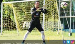 Kiper Arema FC Pulang Kampung, Nyawer - JPNN.com
