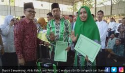 Bupati Anas Berangkatkan 2 Petugas Kebersihan Umrah - JPNN.com
