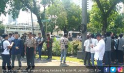 Massa Ormas Berteduh di Depan Gedung Kedubes AS - JPNN.com