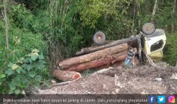 Truk Bermuatan Kayu Besar Masuk Jurang, Satu Penumpang Tewas - JPNN.com