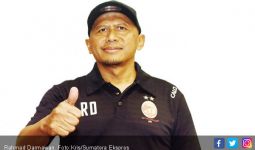 RD Berdoa di Depan Kakbah Agar Bisa Bawa Sriwijaya FC Juara - JPNN.com