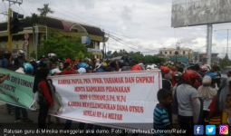 Ratusan Guru Demo Tuntut Kadispendasbud Ditangkap - JPNN.com