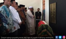 Pelayat Bergantian Menyalati Jenazah AM Fatwa - JPNN.com