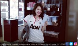 Pakai Jersey Manchester United, Via Vallen Jadi Makin Cantik - JPNN.com
