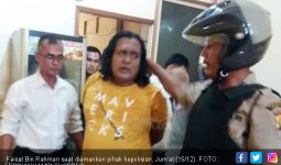 Anak Pukul Ibu Kandung Pakai Kayu - JPNN.com