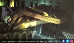 Gempa Besar Robohkan Rumah Warga Garut - JPNN.com