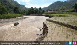 Sungai Meluap, Lahan Persawahan Tersapu Banjir di Desa Meat - JPNN.com
