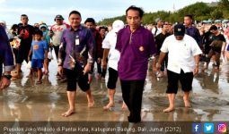 Jamin Bali Aman-aman Saja, Jokowi Nikmati Suasana Kuta - JPNN.com