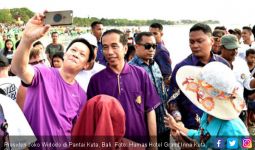 Ada yang Happy dengan Pilihan Kaus Jokowi di Pantai Kuta - JPNN.com