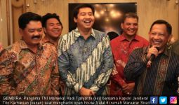 Panglima TNI dan Kapolri Berbunga-bunga di Rumah Bang Ara - JPNN.com