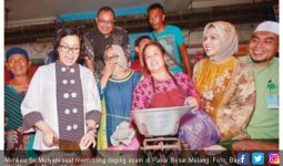 Sri Mulyani Potong Daging Ayam di Pasar, Beli Es Degan - JPNN.com