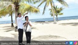 Pak Jokowi Ajak Bu Iriana Nikmati Keindahan Pantai Rote Ndao - JPNN.com