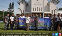 Prajurit TNI AL Bekerja Bakti di Lingkungan Gereja - JPNN.com