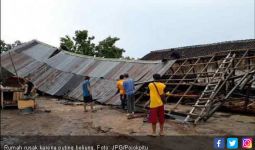 263 Rumah Rusak Dihantam Angin Kencang - JPNN.com