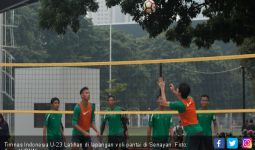 Lihat, Timnas U-23 Latihan di Lapangan Voli - JPNN.com