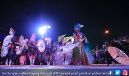 Rombongan Festival Payung Indonesia Jadi Pusat Perhatian - JPNN.com