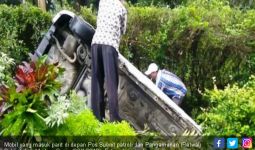 Sopir Terkejut, Mobil Ini Nyemplung ke Parit Pos Polisi - JPNN.com