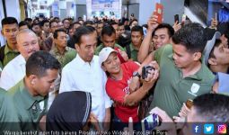 Ada Pak Jokowi di Mal, Warga Rebutan Pengin Foto Bareng - JPNN.com