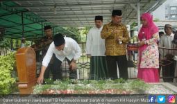 Ziarahi Makam Kiai Hasyim, Kang Hasan Teringat Sosok Teladan - JPNN.com