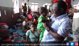 Kunjungi Asmat, Cagub Papua Jhon Wempi Serahkan Bantuan - JPNN.com