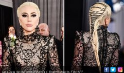 Baju Lady Gaga Boleh Normal, Tapi Rambutnya.. - JPNN.com