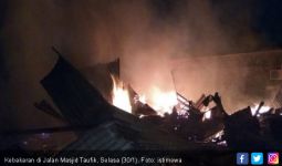 Kasihan Pak Mudin, Rumahnya Dibakar Orang Gila - JPNN.com