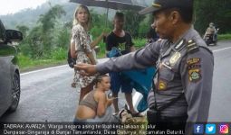 Polisi Bakal Cegat Bule Berbikini Naik Motor - JPNN.com