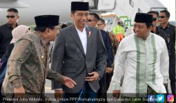 Bersarung, Jokowi dan Ketua Umum PPP naik pesawat ke Jatim - JPNN.com