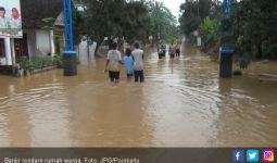Banjir Menerjang, Ratusan Warga Bojonegoro Mengungsi - JPNN.com