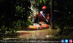 Lihat! Warga di Kalibata Nyaris Hanyut Diseret Arus Banjir - JPNN.com