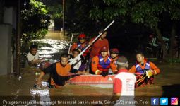 Sebagian Jaktim Banjir, Petugas Damkar Evakuasi Warga - JPNN.com