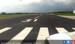 Banjir, Runway Bandara Halim Perdana Kusuma Tergenang Air Setinggi 30 Cm - JPNN.com