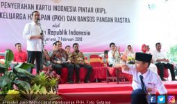 Jokowi Serahkan 1.250 PKH dan 1.170 KIP di Gresik - JPNN.com