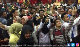 Heboh! Oso Diadang Ratusan Mahasiswa UNP - JPNN.com