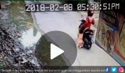 Ibu Seret Anak Ratusan Meter Menggunakan Sepeda Motor - JPNN.com