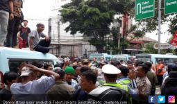 Beraksi Lagi, Sopir Angkot Tutup Akses Transjakarta di Tebet - JPNN.com