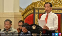 Jokowi: Dekat Saya Sekarang Ada Pak Airlangga - JPNN.com