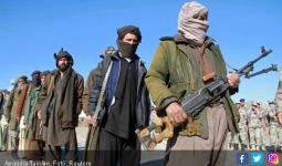 Kombatan Antre Komidi Putar Sambil Tenteng Senapan, Taliban Langsung Terbitkan Larangan - JPNN.com