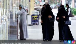 Ulama Saudi Tak Setuju Perempuan Dipaksa Pakai Abaya - JPNN.com