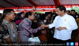 Jokowi Menyerahkan Ribuan Sertifikat Tanah ke Warga Sulsel - JPNN.com