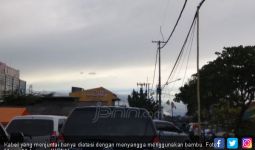 Macet Parah Gara-gara Kabel Menjuntai ke Jalan - JPNN.com