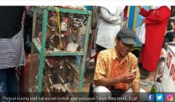 Penjual Burung Pipit Kecipratan Berkah Imlek - JPNN.com