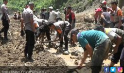 4 Tewas Saat Tebing Longsor di Aliran Lahar Kelud - JPNN.com