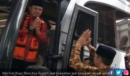 Bus Pengangkut Rombongan Umrah Bima Arya Dilempar Batu - JPNN.com