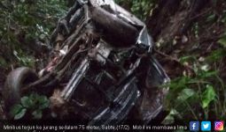 Minibus Terjun ke Jurang Sedalam 75 Meter, 6 Orang Terluka - JPNN.com