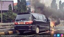 Ada Alphard Terbakar di Tol Tanjung Duren arah Semanggi - JPNN.com