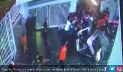 Viral! Video Suporter Persija Hancurkan Pintu SUGBK - JPNN.com